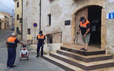 Voluntaris de Protecció Civil desinfecten zones de Creixell contra la Covid-19