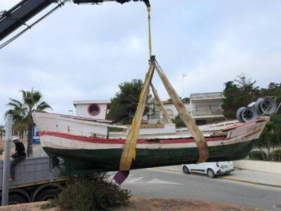 La rotonda d’entrada del port de Torredembarra es queda sense la barca Guadalupe a causa del seu estat de degradació