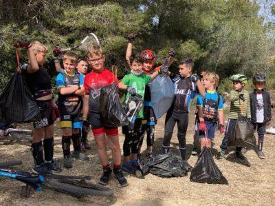 El Casal de Setmana Santa de Bikepark BAUHAUS recull brossa en un camí entre Torredembarra i Altafulla