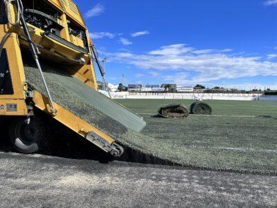 Comencen les obres de renovació de la gespa artificial del camp de futbol municipal