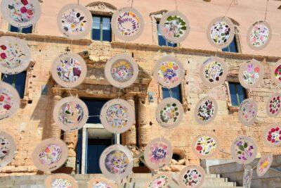 Exposició d’art efímer de l’Escola Molí de Vent sobre oficis antics del 17 al 19 de maig a la plaça del Castell