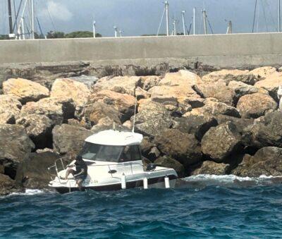 El Servei Marítim de la Policia Local rescata una embarcació a l’escullera del port