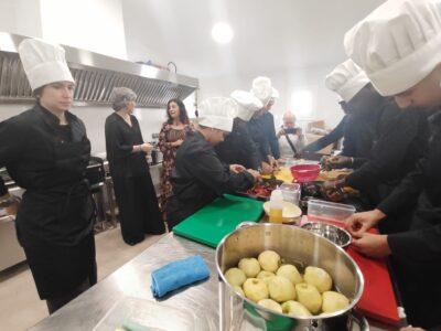 L’alumnat del nou PFI d’Altafulla inicia les pràctiques a la cuina de l’Esplai de la Gent Gran