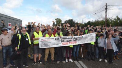 Unes 200 persones reclamen millores en el manteniment de les urbanitzacions del Catllar tallant la carretera